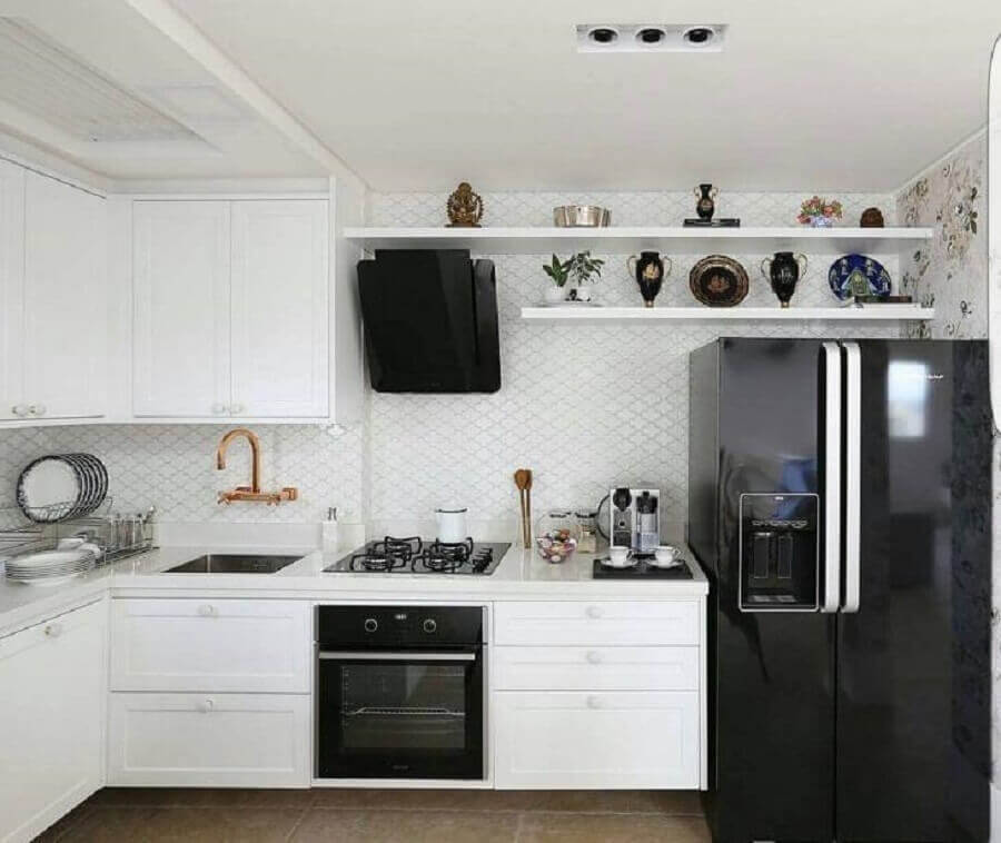 Os revestimentos fazem grande diferença na decoração da cozinha branca e preta