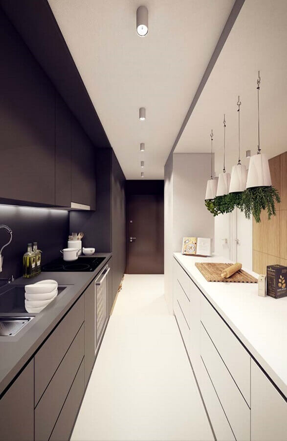 Decoração moderna para cozinha compacta preto e branca com vasinhos de plantas suspensos