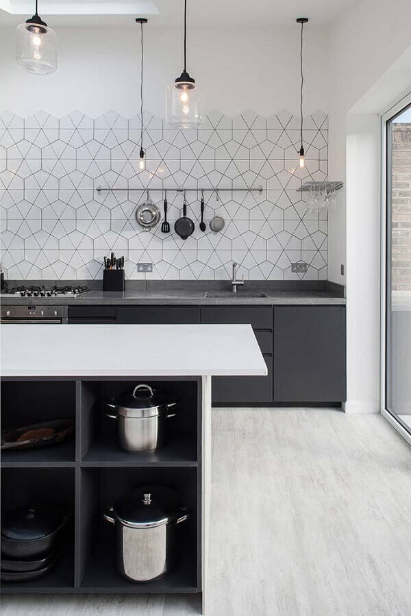 Decoração para cozinha planejada preta e branca com luminárias minimalistas e azulejo com desenho geométrico