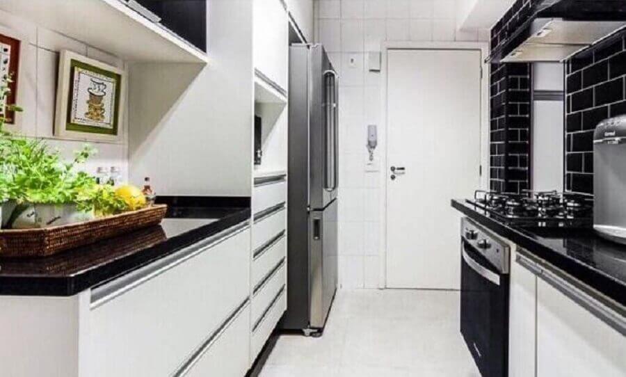 Decoração para cozinha preta e branca simples com azulejo preto