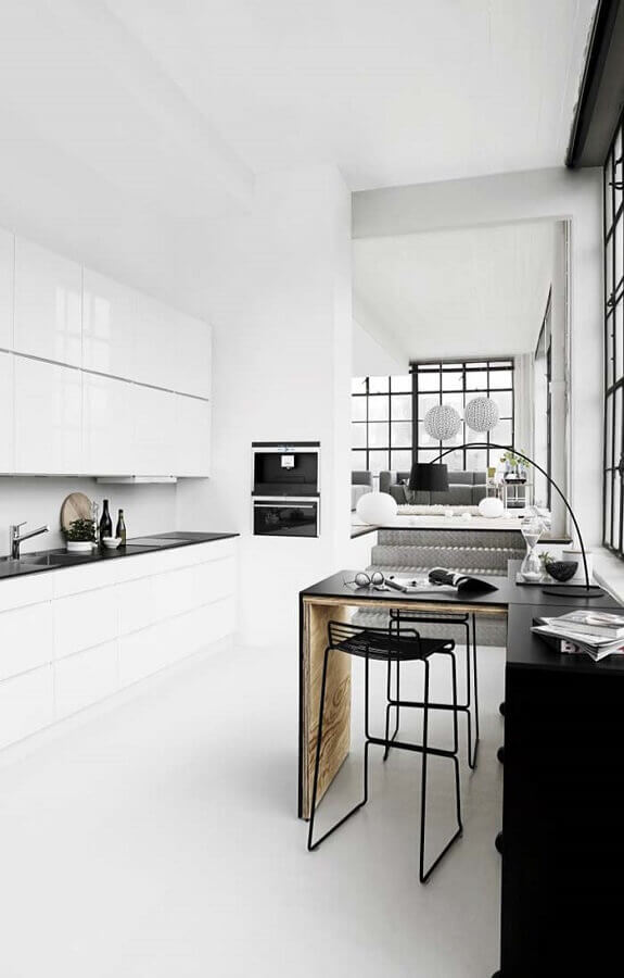 Decoração clean e minimalista para cozinha branca e preta com armários planejados