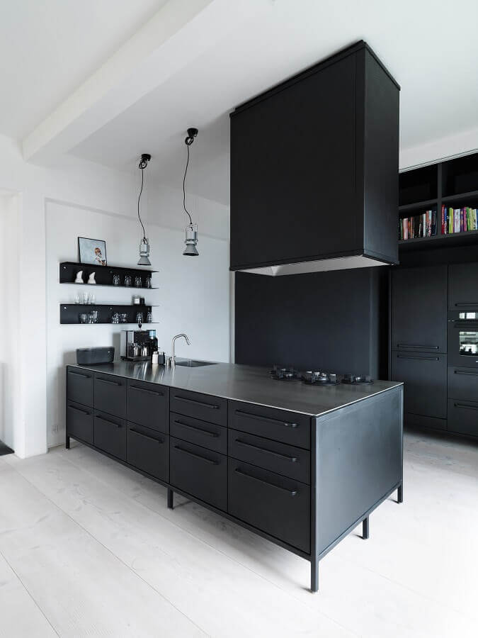 Cozinha planejada preta e branca com estilo moderno 