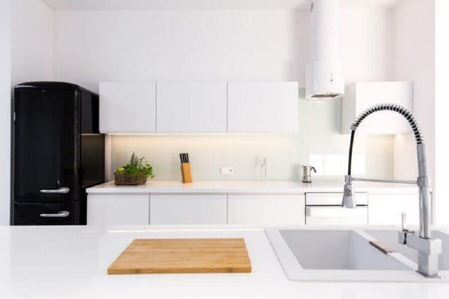 Cozinha compacta preto e branca
