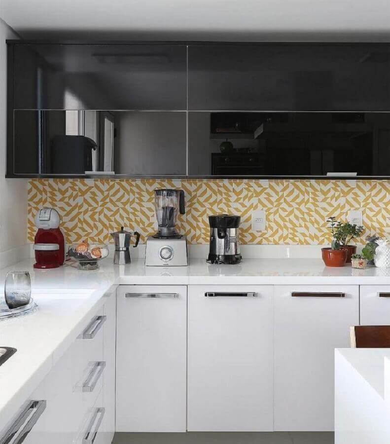 Decoração para cozinha planejada preta e branca com azulejo amarelo