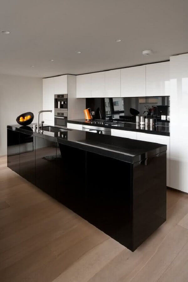 Decoração moderna para cozinha planejada preta e branca com ilha grande