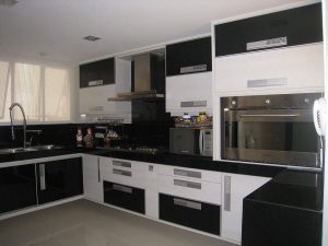 Decoração simples para cozinha planejada preta e branca