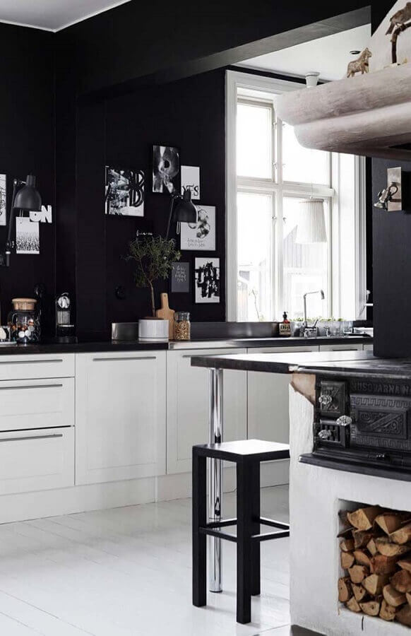 Decoração para cozinha preta e branca com armários planejados e parede pintada de preto