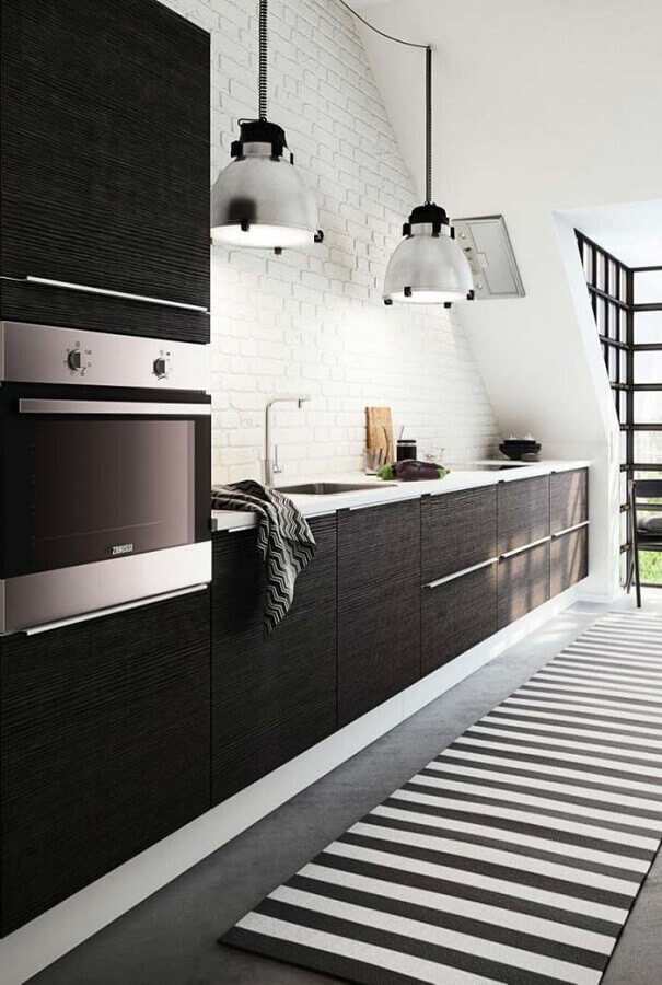 Decoração para cozinha preta e branca com tapete listrado e parede de tijolinho branco