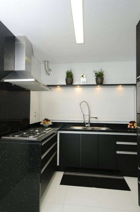 Decoração para cozinha compacta preto e branca com iluminação embutida em prateleira