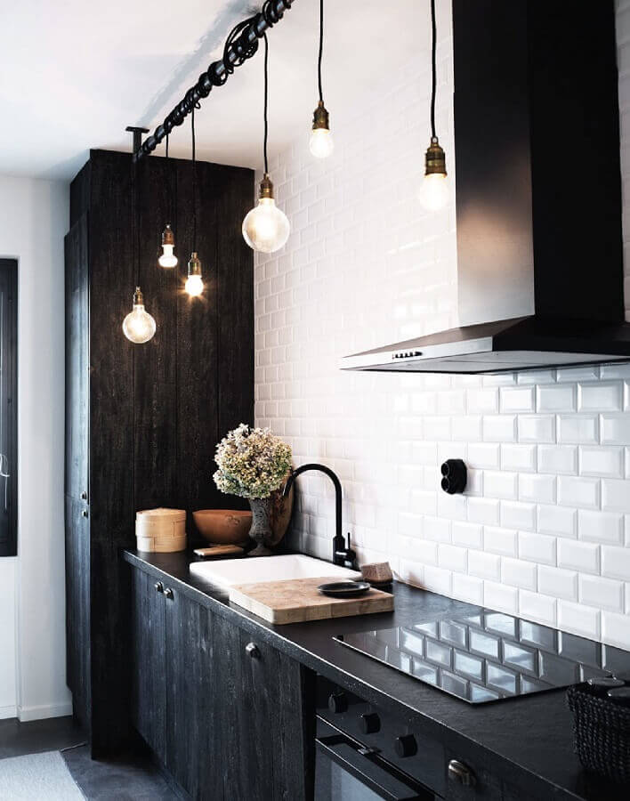 A cozinha branca e preta também pode ter uma decoração rústica