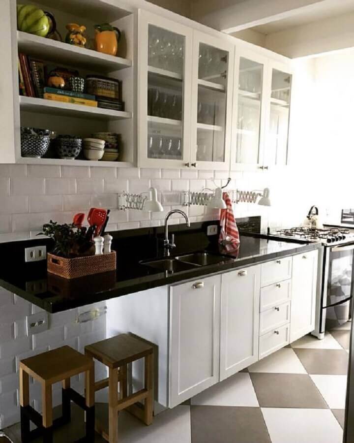 Piso para cozinha preto e branco com decoração simples