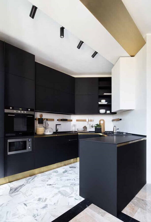 Decoração sofisticada para cozinha planejada preta e branca com detalhes em dourado