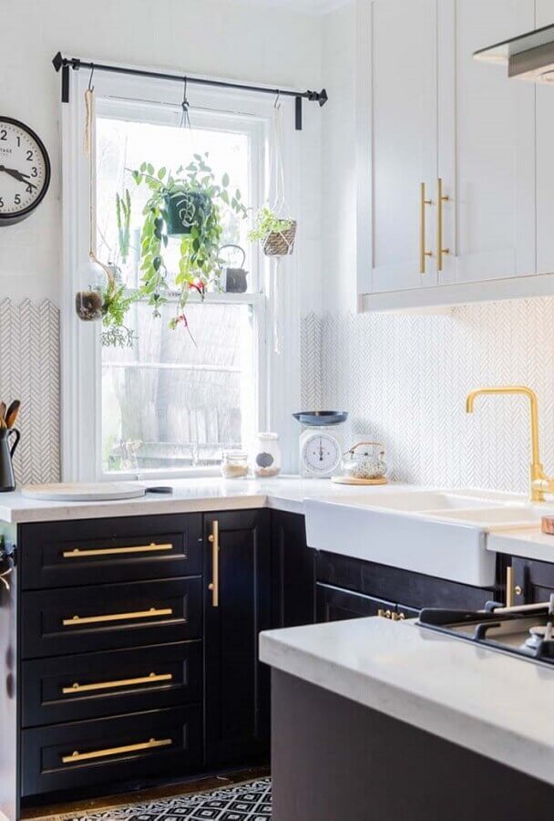 Os detalhes dourados dão mais sofisticação para a decoração da cozinha preta e branca