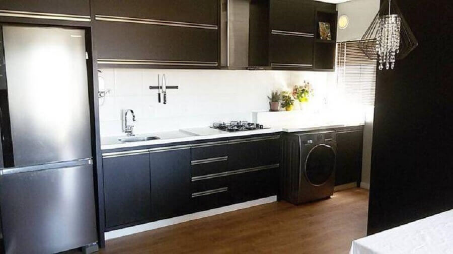 Armário de cozinha preto e branco planejado com lavanderia integrada