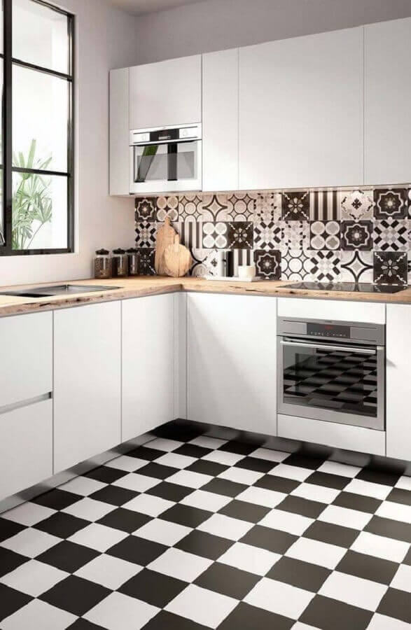 Piso para cozinha preto e branco decorada com azulejo estampado e bancada de madeira