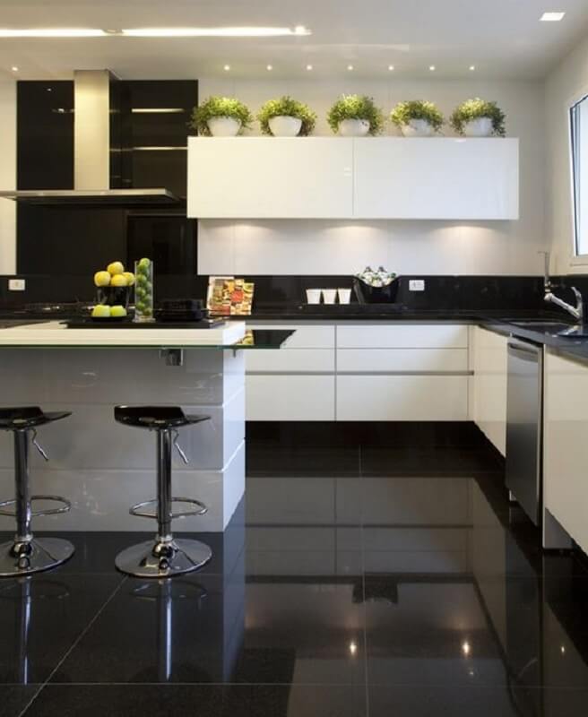 A cozinha compacta preto e branca também pode ter piso preto