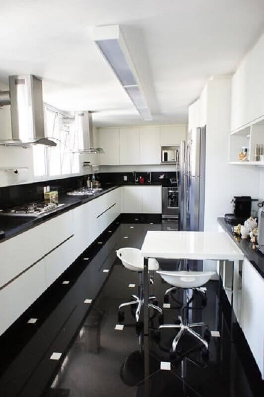 Decoração moderna com piso para cozinha preto e branco e móveis planejados